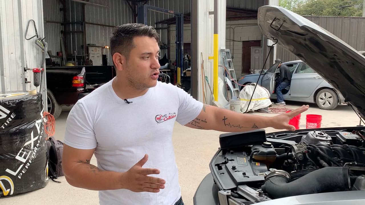 Alonso Castor, experto en mecánica automotriz, también aconseja checar que el 
<b>motor sea el original </b>del carro y que no haya sido remplazado.