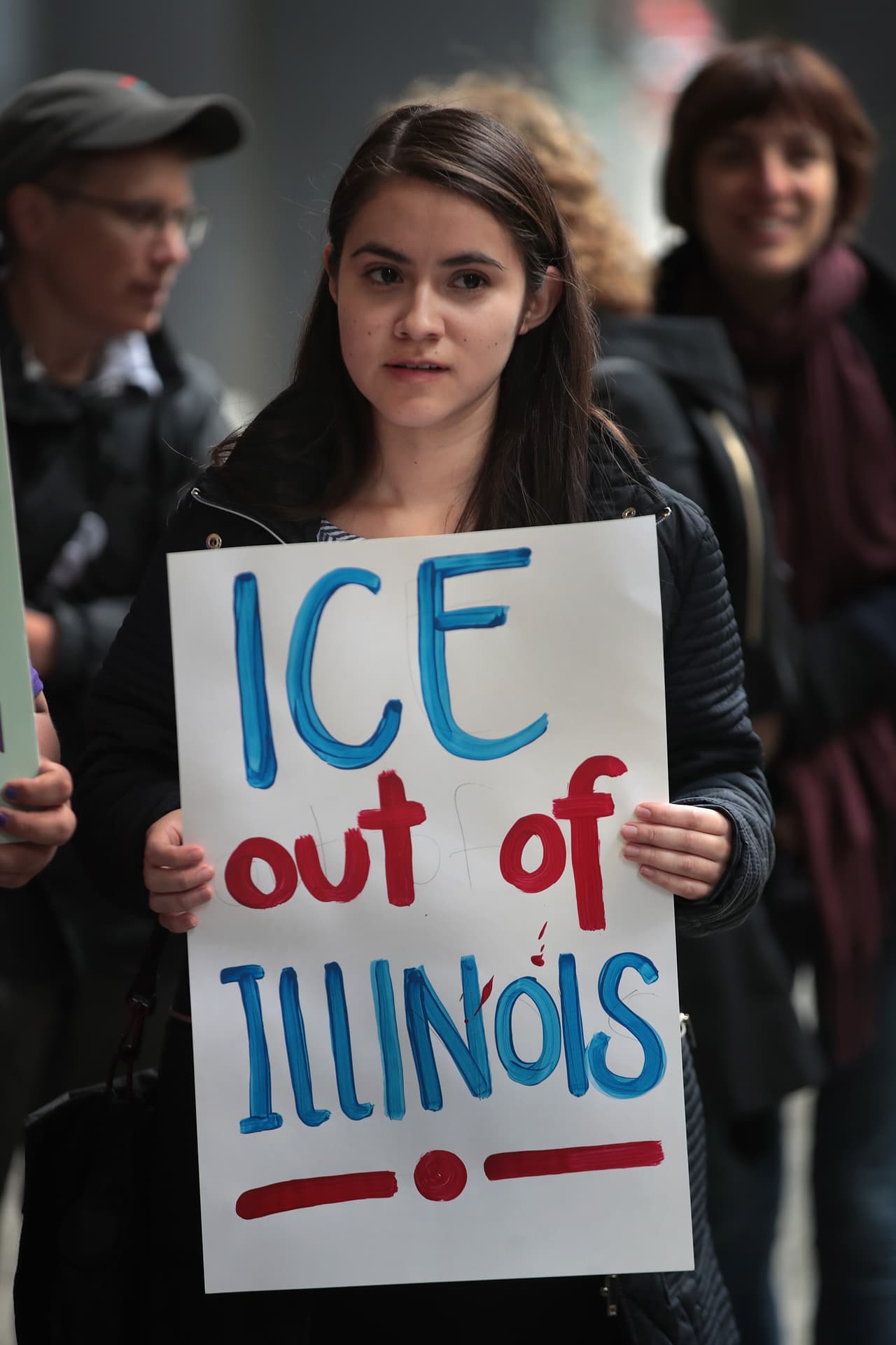 El grupo Comunidades Organizadas Contra las Deportaciones (OCAD, por sus siglas en inglés) ofrece una línea telefónica de ayuda para los familiares de detenidos en redadas de ICE: 1-855-435-7693.
