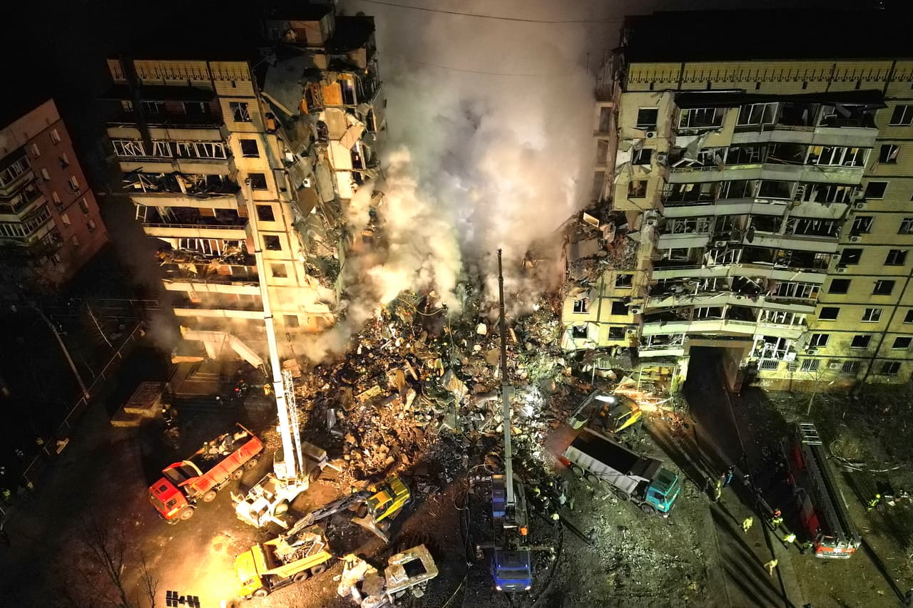 El 14 de enero, cuando Rusia lanza otra ola de ataques contra las instalaciones energéticas de Ucrania, un misil ruso alcanza un edificio de apartamentos en la ciudad de Dnipro y mata a 45 personas.