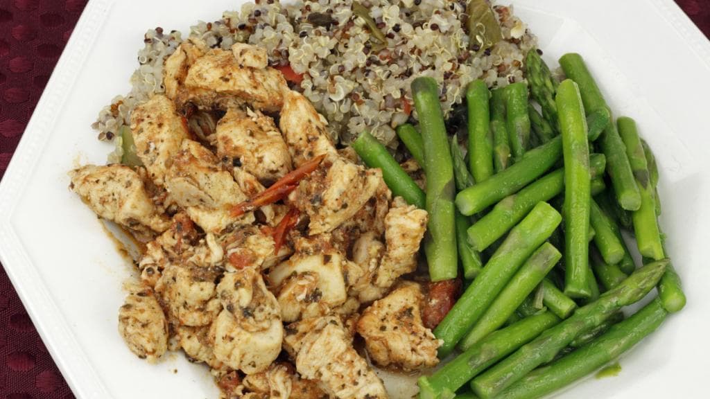 El jengibre, la piña y un toque de soya son los ingredientes necesarios para darle un toque asiático a esta 
<a href="https://www.univision.com/noticias/reto-28/pollo-salteado-en-jugo-de-pina-y-jengibre-reto-28">sustanciosa cena</a> servida sobre quinoa, el pseudocereal de moda. La receta se sirve acompañada de zanahorias al vapor.