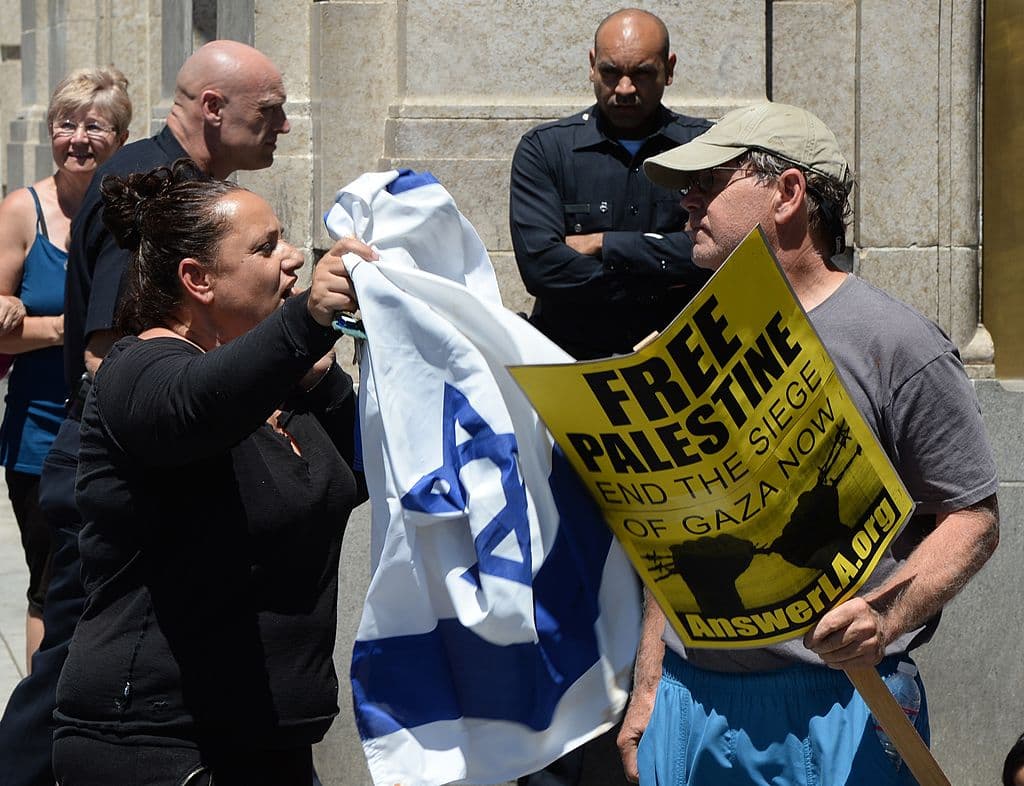 El conflicto enfrenta a miles de ciudadanos en Los Ángeles, que defienden sus razones para apoyar a Israel o a los palestinos en la Franja de Gaza, donde palpita la organización terrorista Hamas.