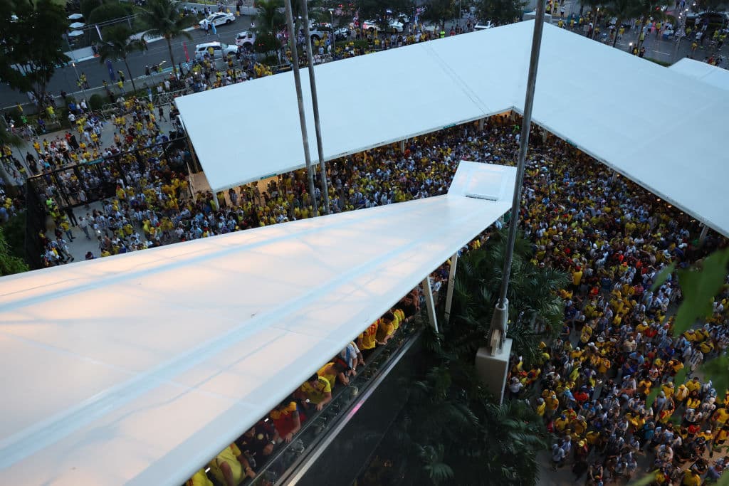 ¿Cómo pudo entrar tanta gente sin boleto? Hay una 
<b><a href="https://www.univision.com/local/miami-wltv/autoridades-de-miami-dade-investigan-que-fallo-en-la-final-de-la-copa-america-video" target="_blank">investigación sobre el incidente</a></b> que permitirá implementar medidas para evitar un 'portazo' similar en el futuro.