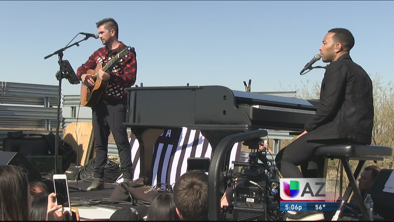 Juanes y John Legend le cantan a inmigrantes detenidos en Arizona