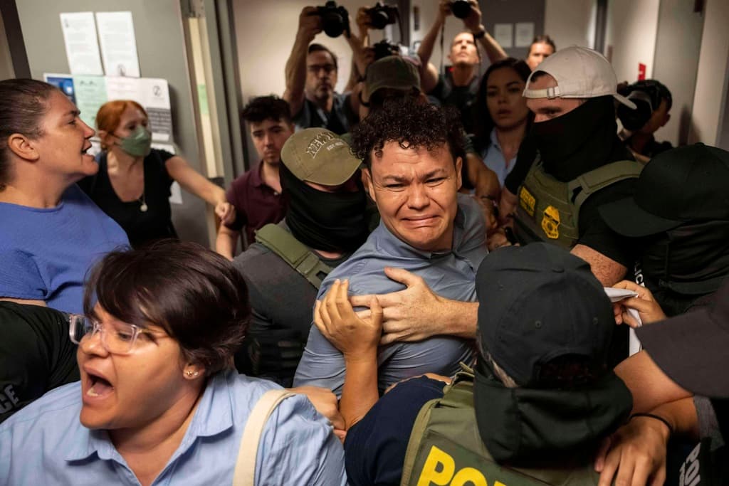 Gobierno de Trump, Últimas noticias en vivo | Demanda colectiva busca evitar que agentes del ICE hagan arrestos en cortes de inmigración