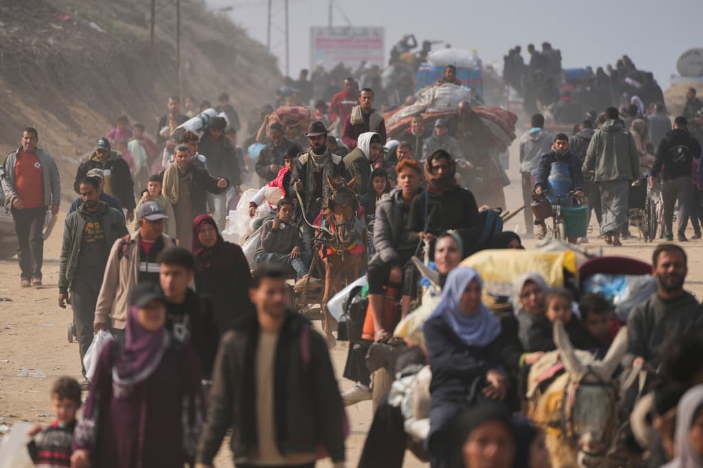 Desplazados palestinos regresando a lo que queda de sus hogares en el norte de Gaza, el 31 de enero de 2025, tras el acuerdo de alto el fuego.