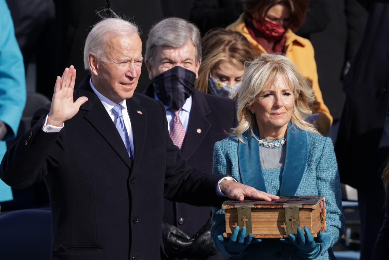El momento de la juramentación de 
<a href="https://www.univision.com/temas/joe-biden"><u>Joe Biden</u></a>. Luego de un proceso electoral afectado por la pandemia y al final por las acusaciones de fraude infundadas de 
<a href="https://www.univision.com/temas/donald-trump"><u>Donald Trump</u></a>, el demócrata es el presidente número 46 de Estados Unidos. 
<a href="https://www.univision.com/noticias/elecciones-en-eeuu-2020/joe-biden-en-fotos-medio-siglo-en-la-vida-politica-de-eeuu-fotos"><u>Vea aquí la vida en fotos del presidente electo Joe Biden en fotos: medio siglo en la vida política de EEUU</u></a>