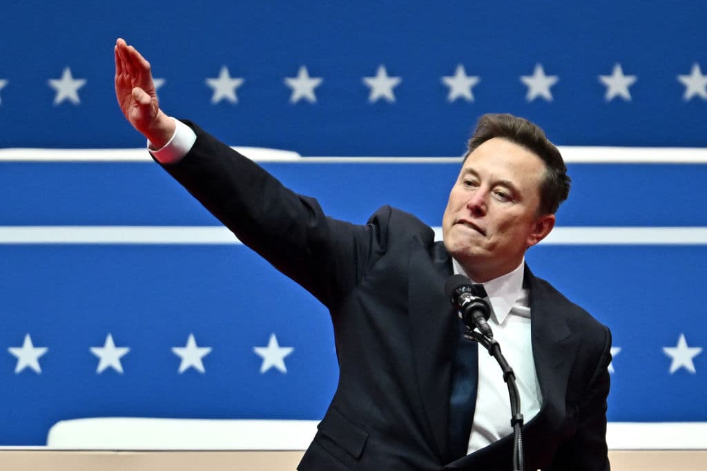 La polémica por el extraño gesto de saludo que hizo Elon Musk en un evento con simpatizantes de Trump