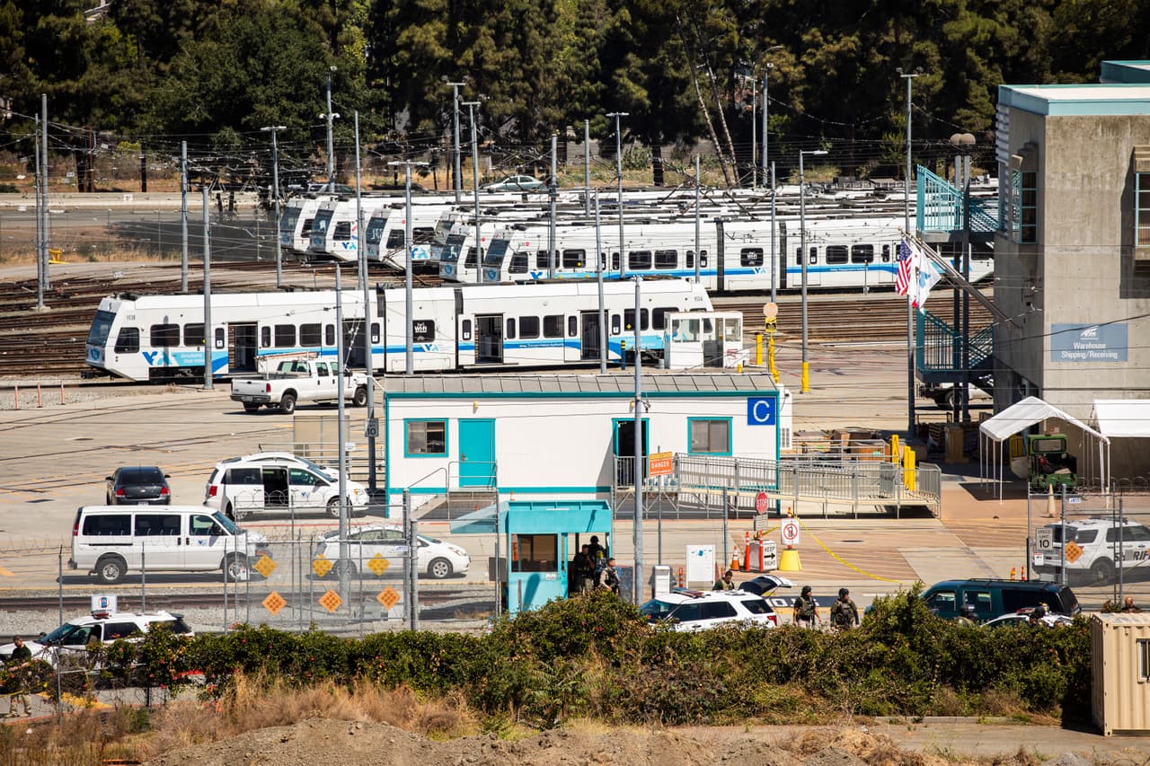 El VTA informó que, a raíz del incidente, a partir del medio día 
<a href="https://twitter.com/VTA/status/1397595826864590853" target="_blank">quedará suspendido el servicio del tren ligero</a>. Autobuses del sistema serán habilitados para cubrir las rutas afectadas y mantener opciones de traslado para la comunidad que usa este medio de transporte.