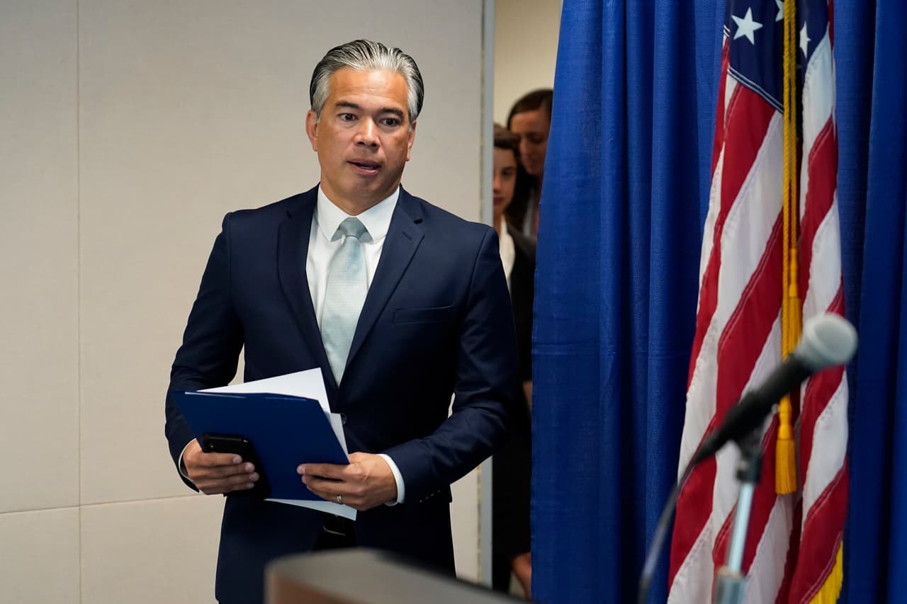 El fiscal estatal Rob Bonta, quien hizo el anuncio de la acusación formal este jueves, indicó que los crímenes le generaron a las sucursales de Apple pérdidas por $1 millón de dólares.