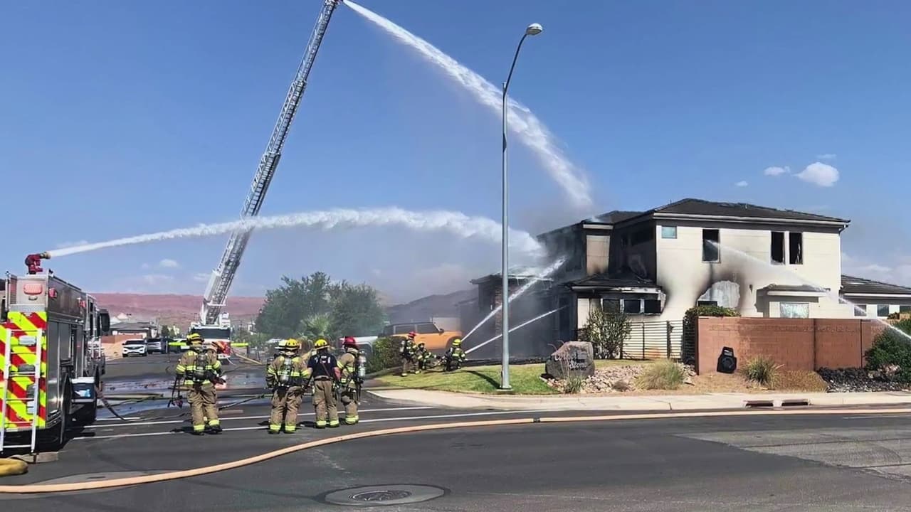 Hombre atrincherado realiza múltiples disparos contra la policía y provoca un incendio en su casa