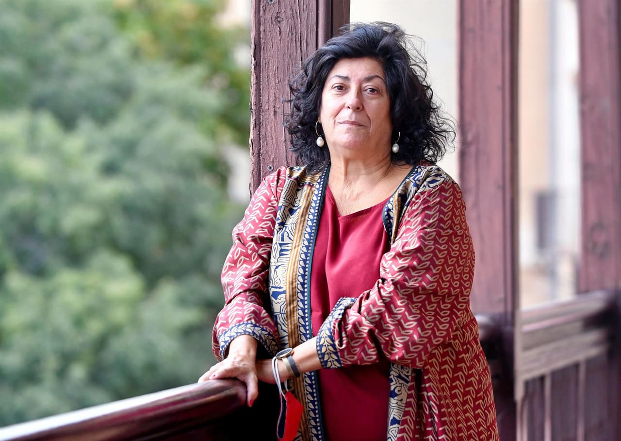<b>Almudena Grandes, 61 años</b>
<br>
<br>Escritora
<br>
<br>(7 mayo 1960 – 27 noviembre 2021)
<br>
<br>Es considerada una de las autoras más relevantes de las últimas generaciones, con obras como 'Las edades de Lulú' o 'Malena es un nombre de tango'. Fue colaboradora habitual en periódicos y medios de comunicación de España y América Latina. Murió en Madrid a consecuencia de cáncer.
<br>
