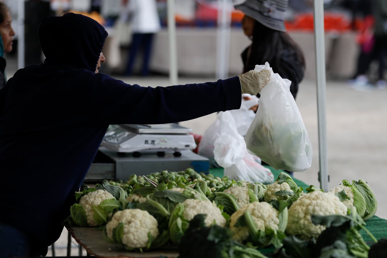 En algunos mercados 
<b>se ha implementado un espacio más amplio entre los puestos</b> de cultivos para que no se forme una multitud de compradores. (AP/Chris Carlson)