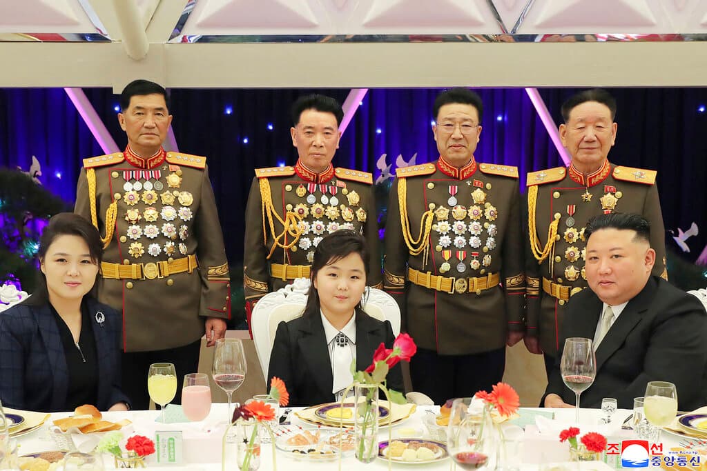 Kim Jong-un vuelve a mostrar a su hija en público, esta vez visitando tropas y al frente de un banquete militar