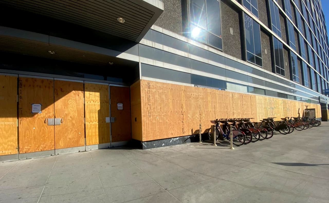 No solo los comercios decidieron proteger sus fachadas ante las posibles protestas. En la zona de la Mission y el Civic Center, en San Francisco, muchos edificios de oficinas hicieron lo mismo antes de la jornada electoral de este martes.