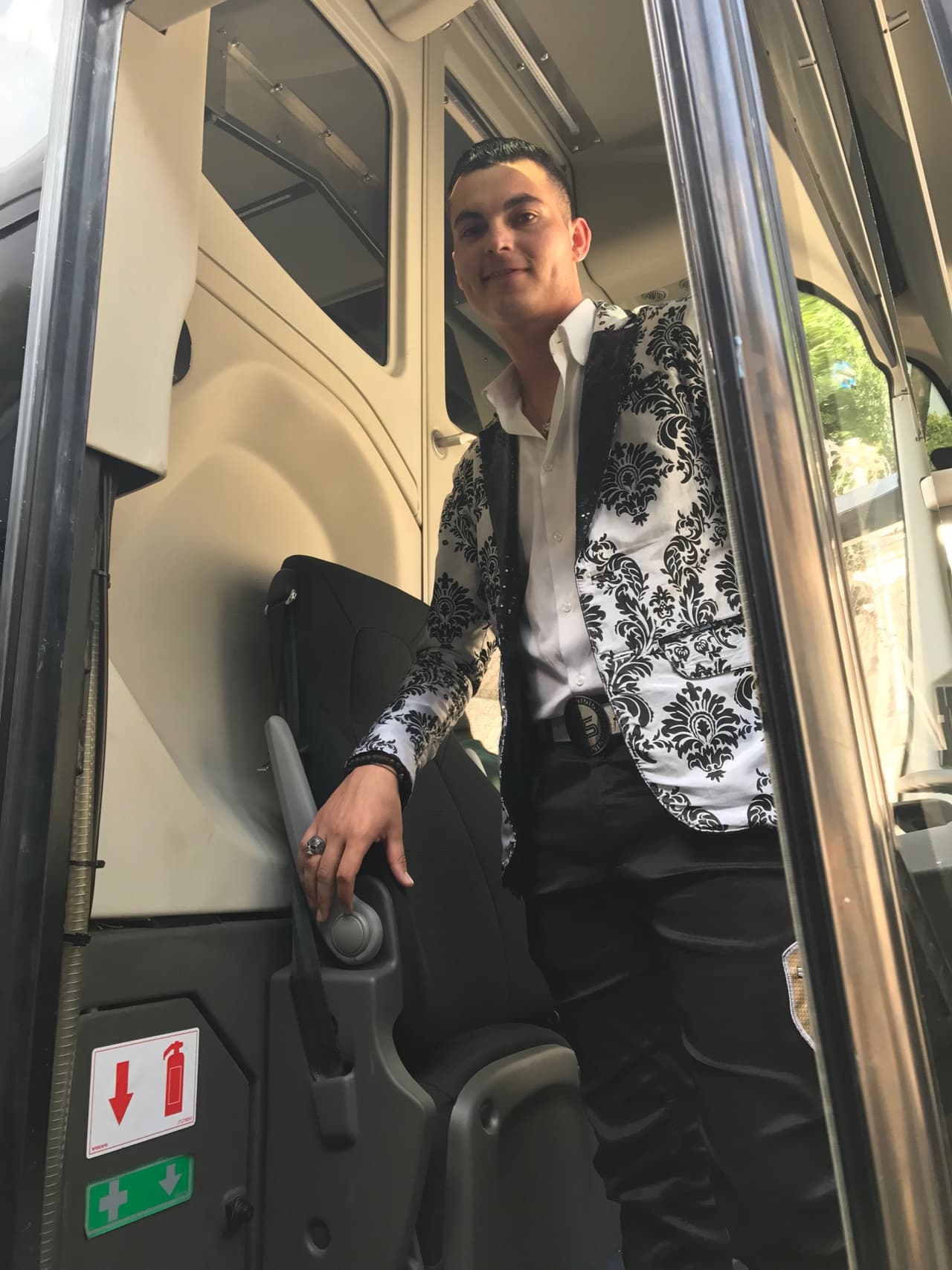 El joven vocalista, nos invitó a conocer el nuevo 'Tierrabus', así que adelante...