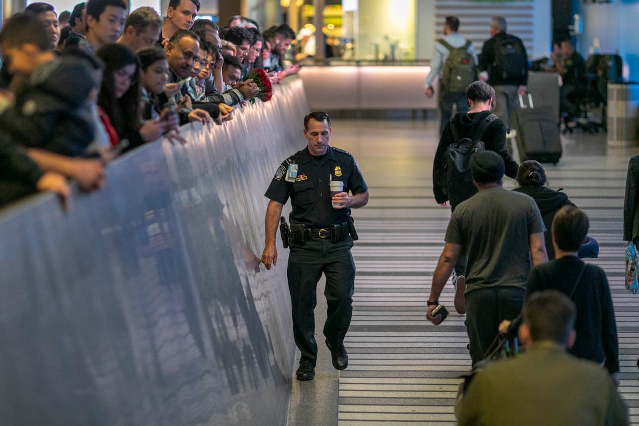 <b>Revisión en síntomas en aeropuertos de Estados Unidos (18 de enero ). </b>Los viajeros provenientes de China en los aeropuertos internacionales de Los Ángeles (en la foto), San Francisco y Nueva York, comenzaron a ser examinados. El día anterior se había reportado la segunda muerte en China y un primer caso en Tailandia.
