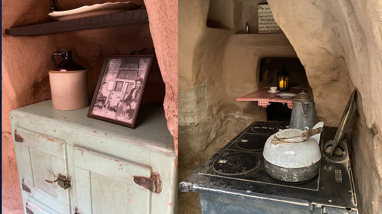 Muchos de los utensilios que se ven durante el recorrido datan de la época. Otros han sido replicados, y un resto fue robado o simplemente "desaparecieron". Los muebles de la foto son los que usó su dueño, 
<b>Baldassare Forestiere.</b>