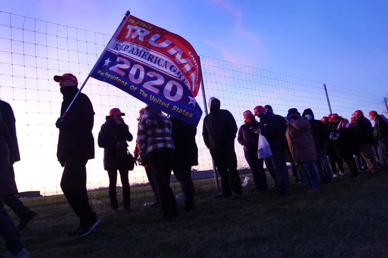 Partidarios del presidente Donald Trump 
<b>llegan para el cuarto y penúltimo mitin del día previo a la jornada electoral en Kenosha, Wisconsin.</b> Trump, que ganó el estado con menos del 1% de los votos en 2016, actualmente está detrás del exvicepresidente y candidato presidencial demócrata Joe Biden, según encuestas recientes.