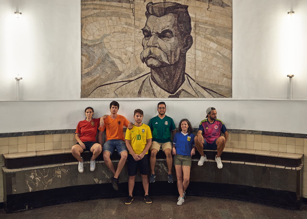 El último color de la bandera lo portó el publicista colombiano Mateo Fernández Gómez: "No sabía qué podía pasar y eso me asustaba muchísimo. No me imagino cómo será para la comunidad LGBT rusa. 
<b>Donde vivo he tenido el espacio para ser quien he querido ser, por eso quise venir a manifestarme en lugares donde no lo tienen</b>. Al principio fue una curiosidad de publicista, como una buena idea que me gustó desde ese punto de vista, pero estando allá fue como aterrizar a lo que es la vida real, me di cuenta de todas las vainas que pasan en Rusia, me han contado unas historias… Espero que algo de esto le llegue a Putin y se puedan cambiar las cosas".