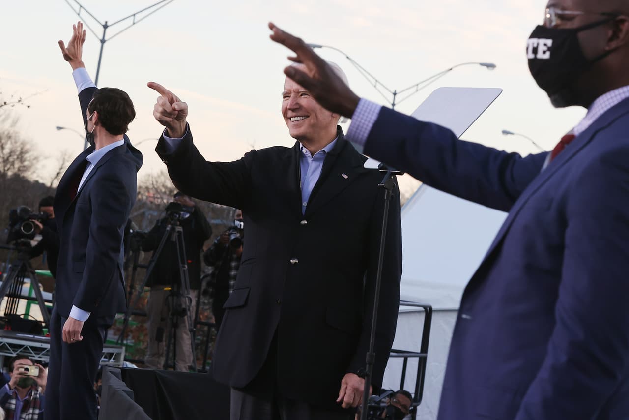 El presidente electo Joe Biden en un acto de campaña con los candidatos demócratas Jon Ossoff (izquierda) y el reverendo Raphael Warnock (derecha) el día previo a las elecciones del 5 de enero del 2021.