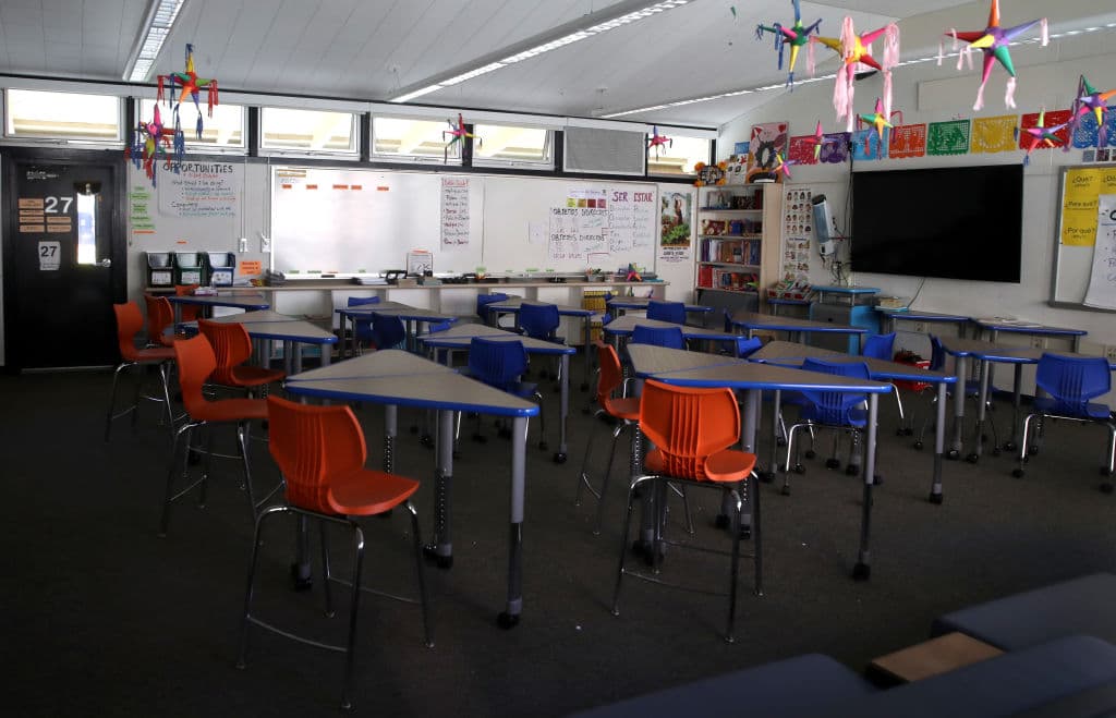 <b>18 DE MARZO. </b>Newsom emitió una orden ejecutiva para suspender las pruebas estandarizadas para 6 millones de estudiantes en California. El gobernador dijo que el enfoque principal de su administración es apoyar la salud mental y socioemocional de los estudiantes mientras se busca desarrollar el aprendizaje a distancia.
<br>