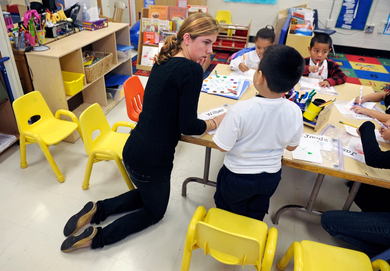 <b>Es activa y no pasiva</b>
<br>El rol del maestro en el aprendizaje profundo no se trata de impartir conocimientos, como si los estudiantes fueran recipientes vacíos por rellenar, sino de 
<b>ser un guía</b> que ayuda al chico a alcanzar su máximo potencial.