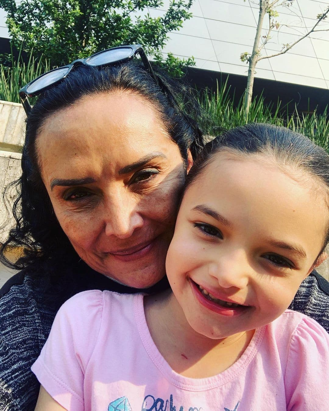 "Sí (le han dicho que es adoptada), y ella les contesta: "Yo tengo 2 papás y tengo 3 mamás; una en el cielo, la que me tuvo en su panza, y mi mamá Mayra", refirió Rojas.