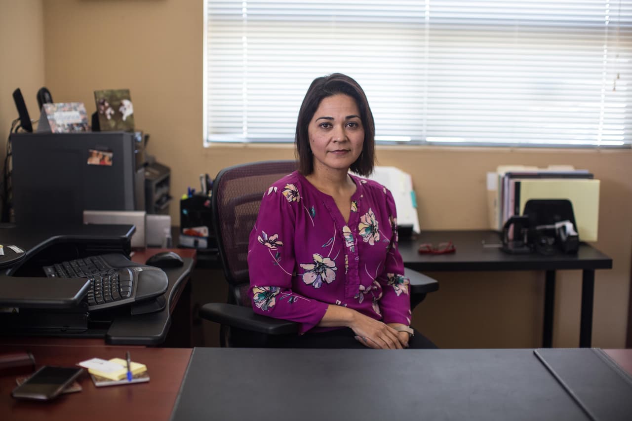 La abogada de inmigración en San Diego Maricela Amezola dice que 
<b>actualmente no tiene ningún caso de MPP,</b> aunque asegura que podría tomar algunos sin costo alguno si los argumentos para pedir el asilo fueran contundentes. Explica que tiene pocos abogados en su despacho y que por eso no puede enviarlos un día entero a Tijuana a ayudar a los migrantes bajo los Protocolos de Protección de Migrantes (MPP). Cree que las posibilidades de que un caso de asilo prospere sin abogado son muy remotas, sobre todo por la complejidad de los cambios en la legislación de parte del gobierno de Donald Trump.