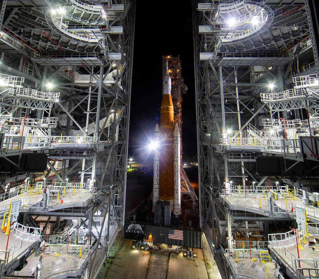 Este
<b> artefacto espacial de casi 350 pies (106 metros) de altura</b>, tomando en cuenta los 8 metros de la nave Orion, tiene el cometido de ejecutar una misión no tripulada de 42 días en la que circundará la Luna y llegará hasta unas 40,000 millas (64,000 kilómetros) más allá del satélite terrestre, para luego hacer el recorrido de vuelta.