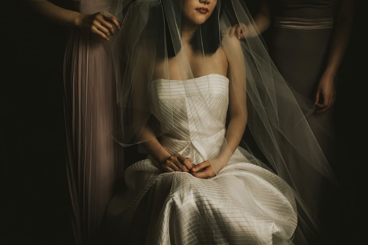 Una suave luz ilumina a la novia, acompañada de las damas de honor, también finalista en la categoría ‘fiesta nupcial’