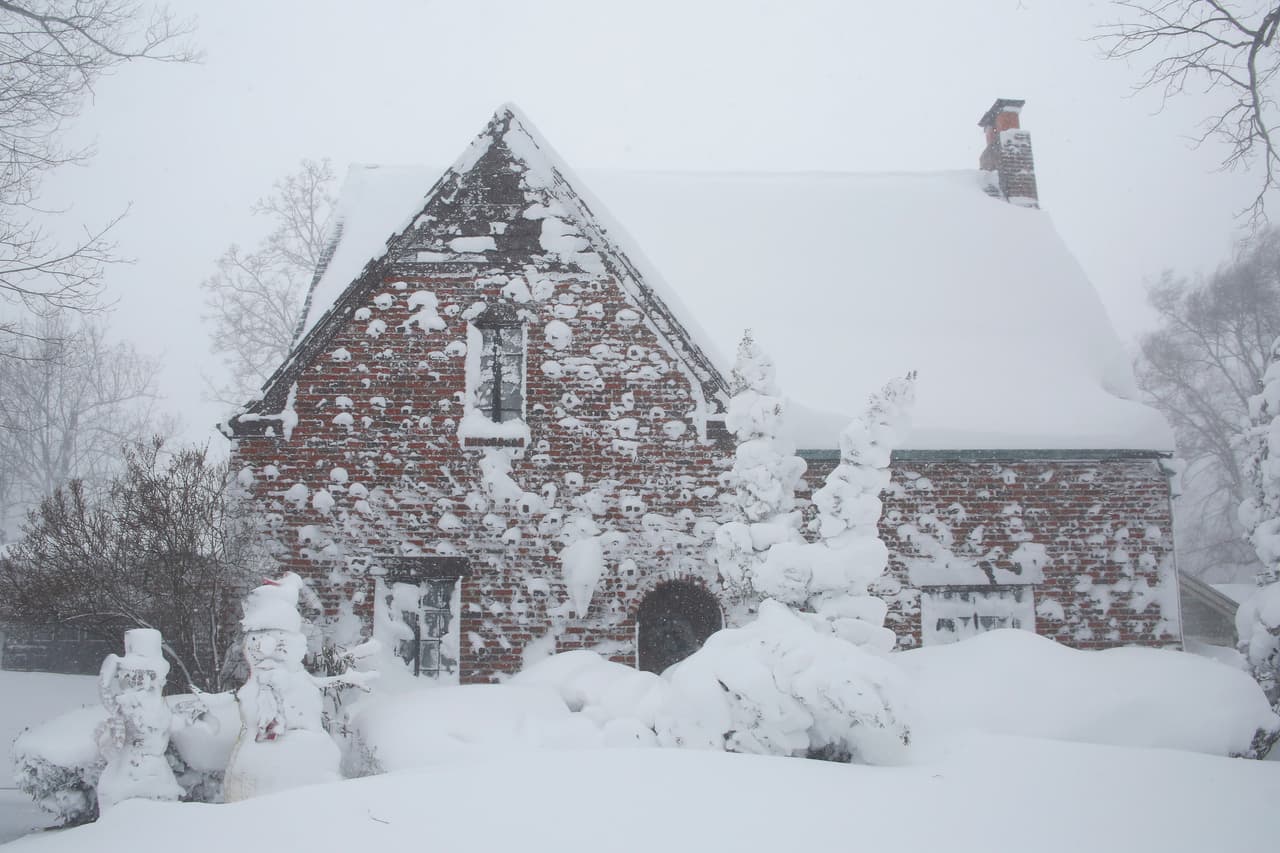 La tormenta invernal cubrió de nieve el oeste del estado de Nueva York, la noche de Navidad. Según Poweroutage.us, 1.7 millones de clientes llegaron a estar sin servicio de electricidad.