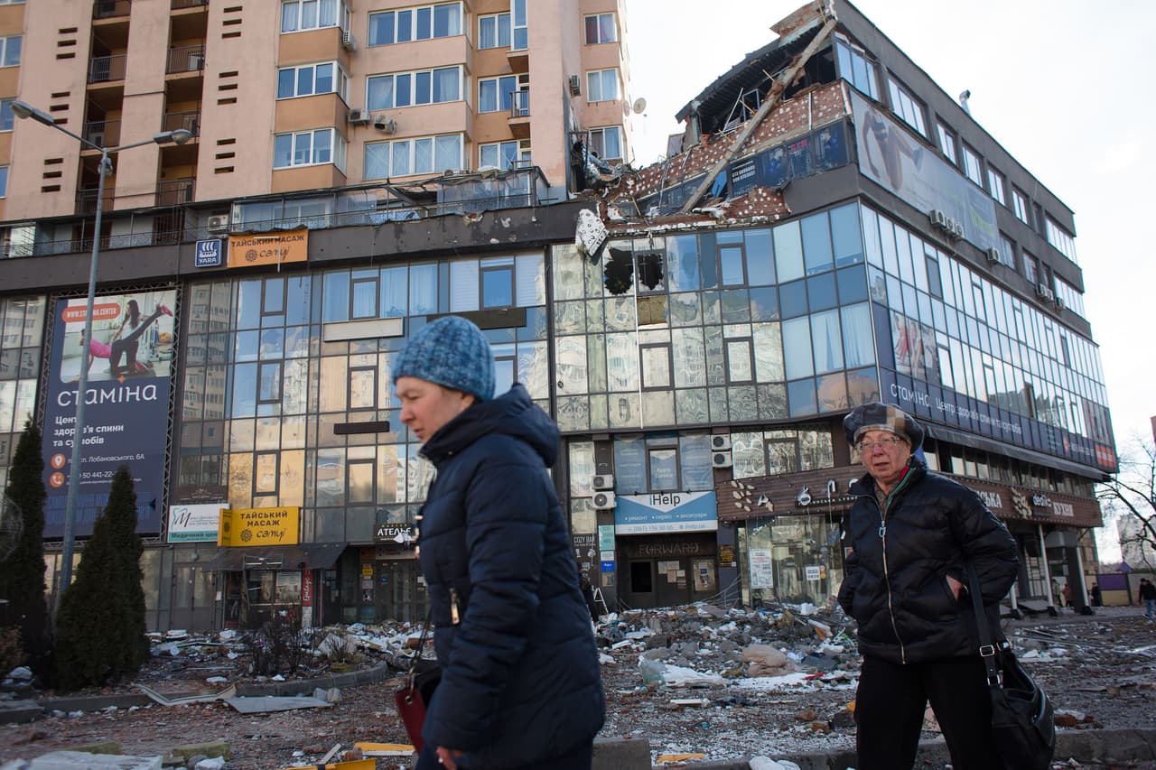 Un grupo de mujeres pasan frente a un bloque de apartamentos que fue alcanzado por un misil el 26 de febrero en Kiev. Las autoridades francesas anunciaron el jueves la incautación de un yate vinculado a Igor Sechin, un aliado de Vladimir Putin que dirige la gigante petrolera estatal Rosneft.
<br>