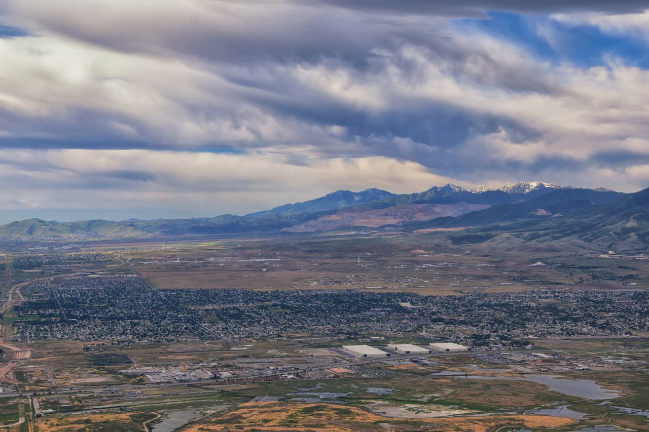 <h2 class="cms-H2-H2">6. Magna, Utah</h2>
<br>
<br>🏠
<b> Precio promedio de una vivienda:</b> $410,000
<br>
<br>🏠 
<b>Zona metropolitana:</b> Salt Lake City, Utah
<br>
<br>Este lugar, de casi 30,000 habitantes, está a unas 14.1 millas (22.6 kilómetros) al oeste de Salt Lake City, Utah. 
<br>
<br>“Estás cerca de todo. Del aeropuerto, de la ciudad y de buenas carreteras”, explicó el agente de bienes raíces Joel Carson, citado en el reporte.
<br>