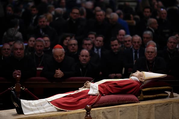 En total, 195,000 personas desfilaron durante tres días, de lunes a miércoles, ante los restos de Joseph Ratzinger, cuyo cuerpo fue puesto sobre un catafalco cubierto por una tela dorada y rodeado por dos guardias suizos vestidos de gala, frente al altar mayor de la basílica de San Pedro.