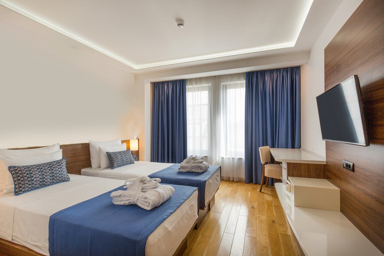 <b>Hoteles. </b>Esta industria emplea a más de 1,6 millones de estadounidenses, lo que la convierte en el noveno sector más grande del país, en términos de trabajadores totales. Pero a medida que la gente se ha quedado en casa, la demanda de hoteles ha disminuido drásticamente. En la primera semana de marzo hubo una disminución del 11.6% en los ingresos por habitación disponible en los hoteles de EEUU, por lo que pronto algunas cadenas anunciarán recortes y solicitudes de ayuda económica.
