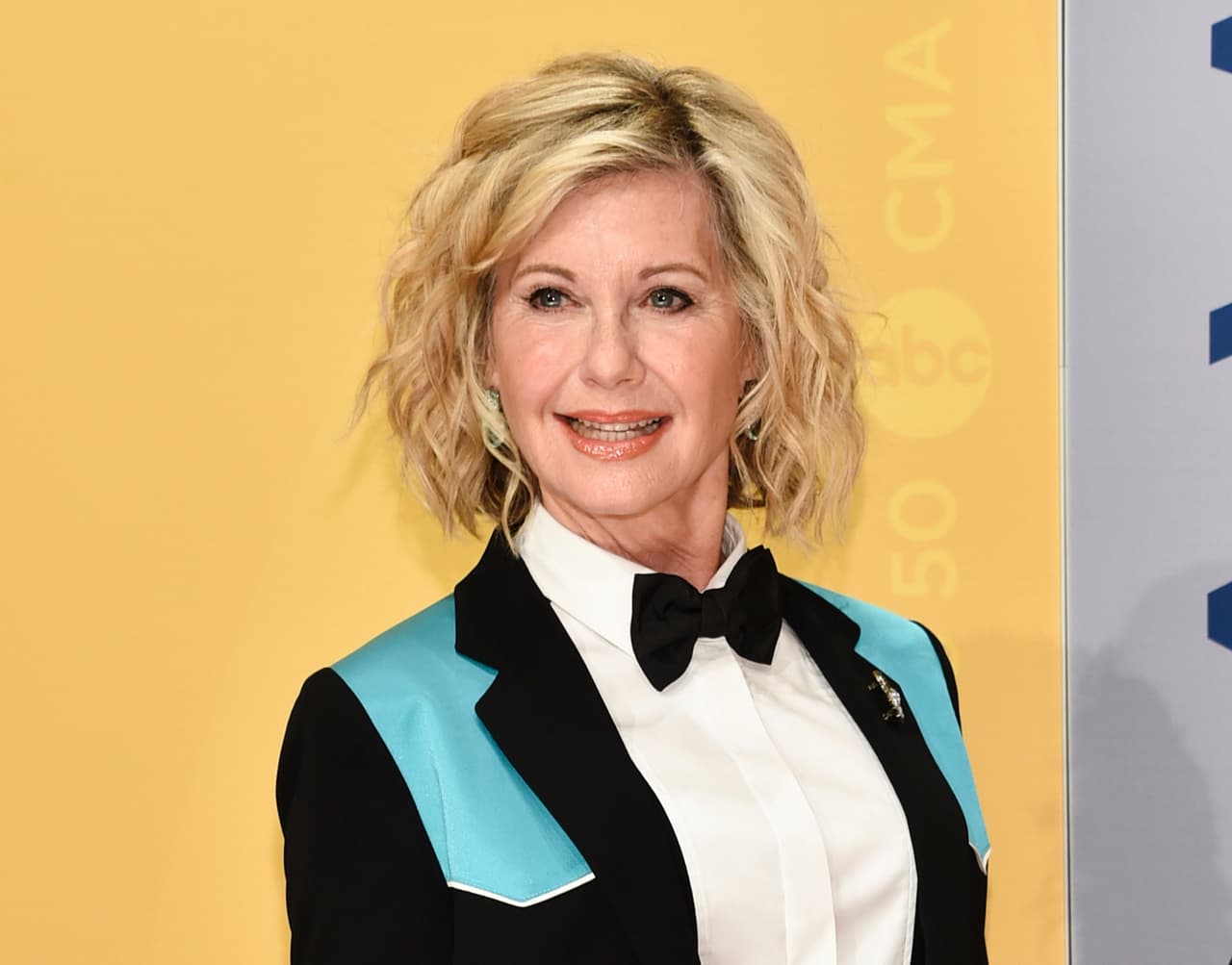 La cantante
<a href="https://www.univision.com/noticias/cancer/es-posible-predecir-la-metastasis-en-el-cancer-cientificos-aseguran-que-si"> <b>Olivia Newton</b> <b>John</b></a> recibió la mala noticia de que el cáncer de seno que tuvo hace 25 años había regresado y se había esparcido hacia la región sacra de su espalda. La estrella dio la noticia a través de la 
<a href="http://www.onjcancercentre.org/news/article/2017/05/30/statement-regarding-olivia-newton-john">fundación</a> para crear conciencia sobre la enfermedad y explicó que suspendería temporalmente sus conciertos para enfocarse en el tratamiento. 
<br>