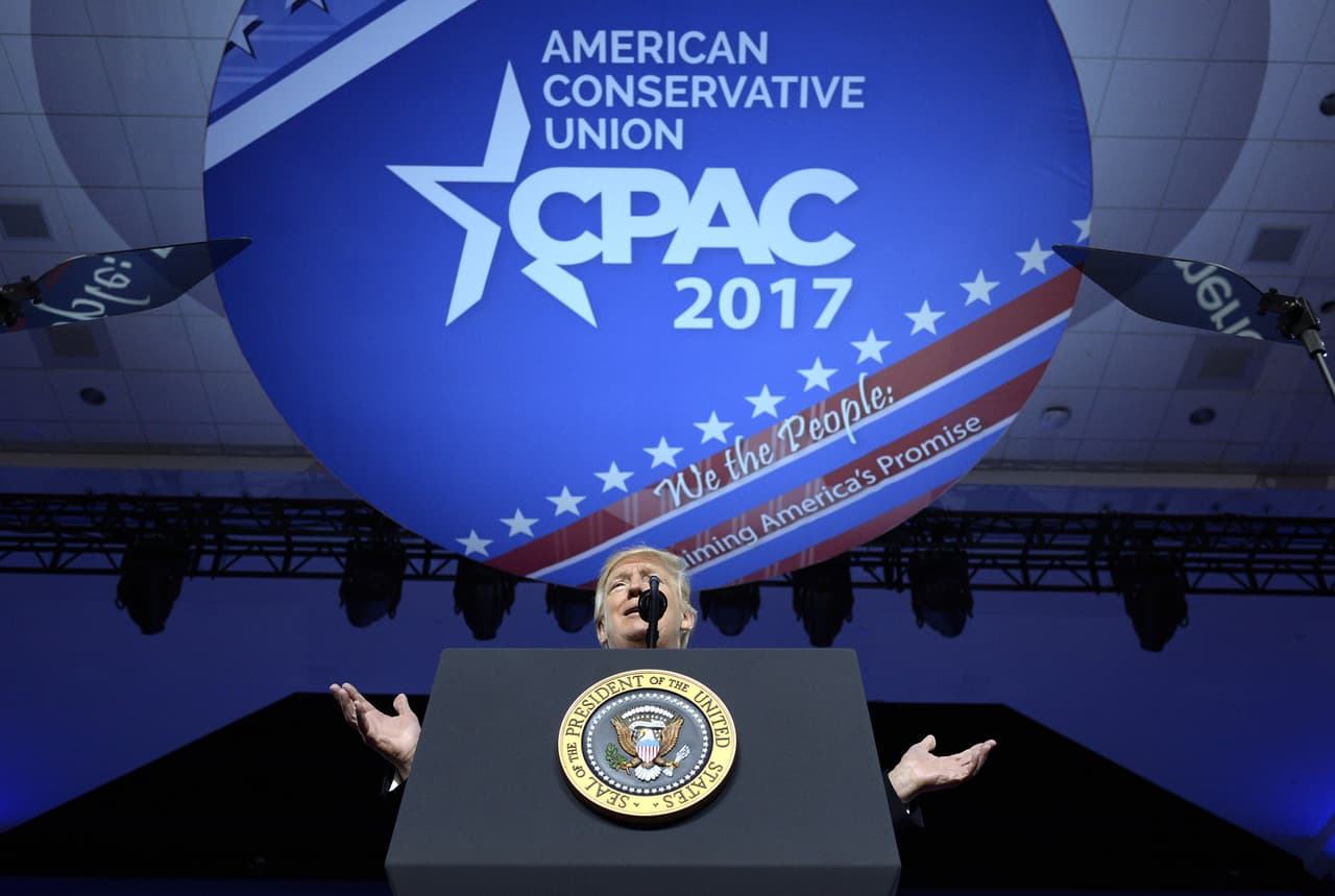 <b>24 de febrero.</b> Después su discurso en la Conferencia de Acción Política Conservadora en la que se burló de los "falsos medios de comunicación", Sean Spicer excluyó a los periodistas de los medios de comunicación que el presidente agrupa en la categoría de "noticias falsas", como CNN yThe New York Times de un encuentro con la prensa, justo a medios que había atacado.