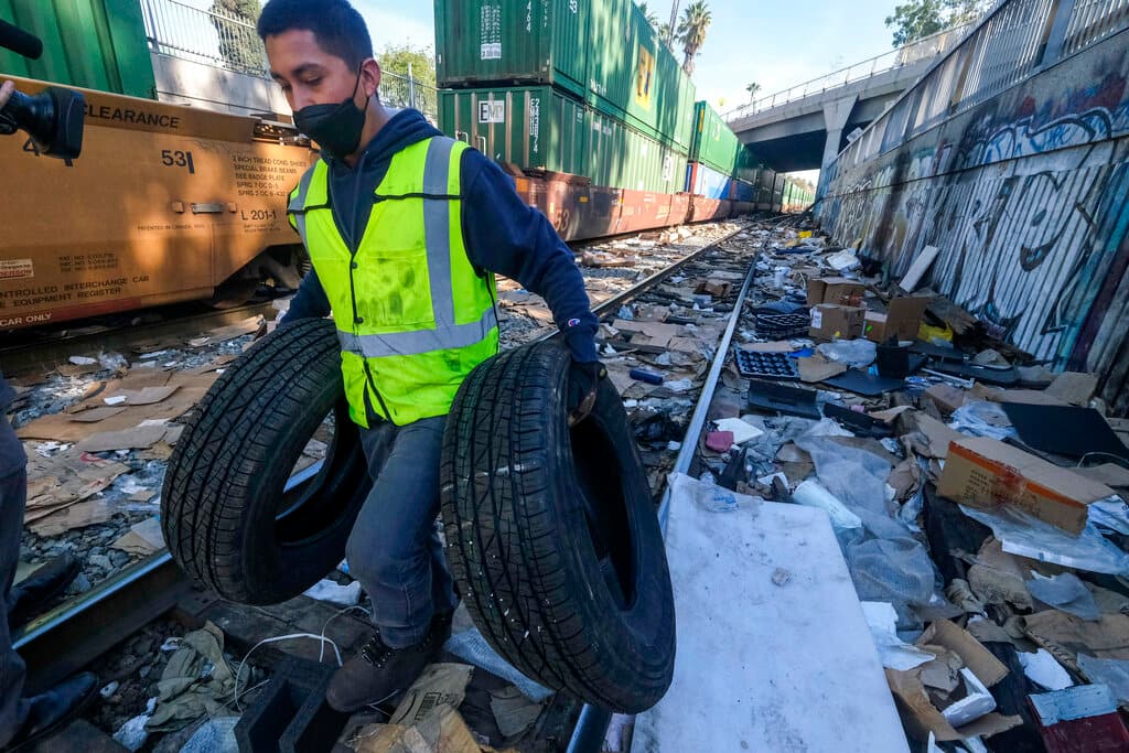 Un camarógrafo de Univision34 Los Ángeles recorrió el área y constató que el tren recorre muy lentamente el área de los saqueos. También puso constatar los trabajos de limpieza en el área este viernes.
<br>
<br>