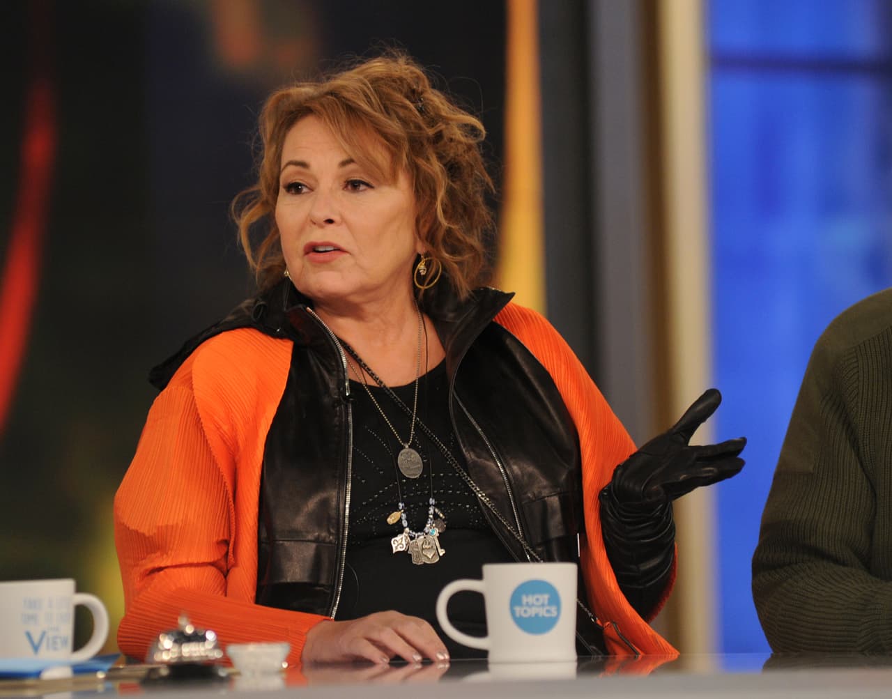 Este martes la actriz aseguró que realizó los comentarios racistas 
<a href="https://www.univision.com/organizaciones/medios-de-comunicacion/roseanne-barr-culpa-a-una-pastilla-para-dormir-por-sus-tuits-y-la-farmaceutica-responde-el-racismo-no-es-un-efecto-secundario">mientras se encontraba bajo los efectos de Ambien</a>. Sanofi, el fabricante del medicamento, 
<a href="https://twitter.com/SanofiUS/status/1001824999496404992">replicó a la actriz</a>: "Aunque todos los tratamientos farmacéuticos tienen efectos secundarios, el racismo no es un efecto conocido de ninguna medicación de Sanofi".
