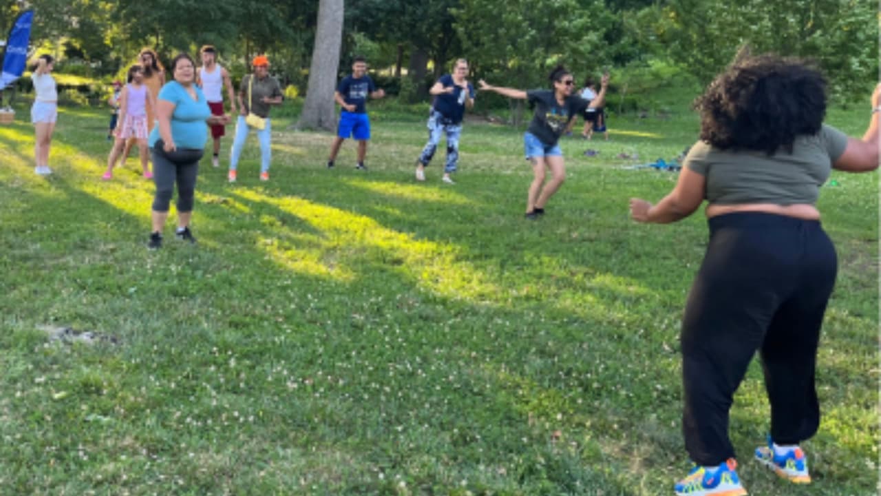 El Departamento de Parques invita a una clase gratuita de bailes latinos este sábado 13 de agosto.
<br>
<br>
<b>El evento se realizará en el Campo 80 del parque de Randall's Island de 7:00 a 8:00 pm.</b>
<br>
<br>El evento es para toda la familia, pues después de la clase se proyectará la película del Gato con Botas.
<br>
<br>Más información y cómo llegar al evento, la puedes 
<b><a href="https://www.nycgovparks.org/events/2023/08/13/latin-dance-class-with-sweet-water-dance-yoga-movie-night" target="_blank">consultar en este enlace.</a></b>