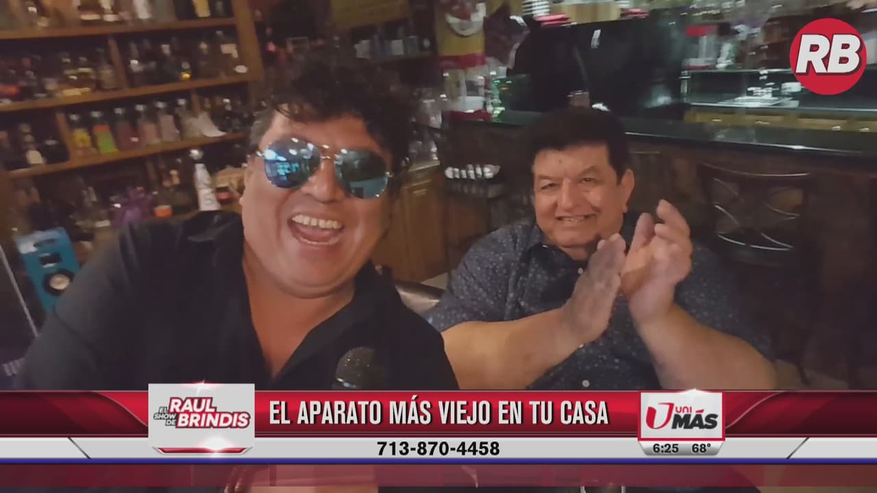 Fito Olivares abre las puertas de su casa y enseña su colección de botellas