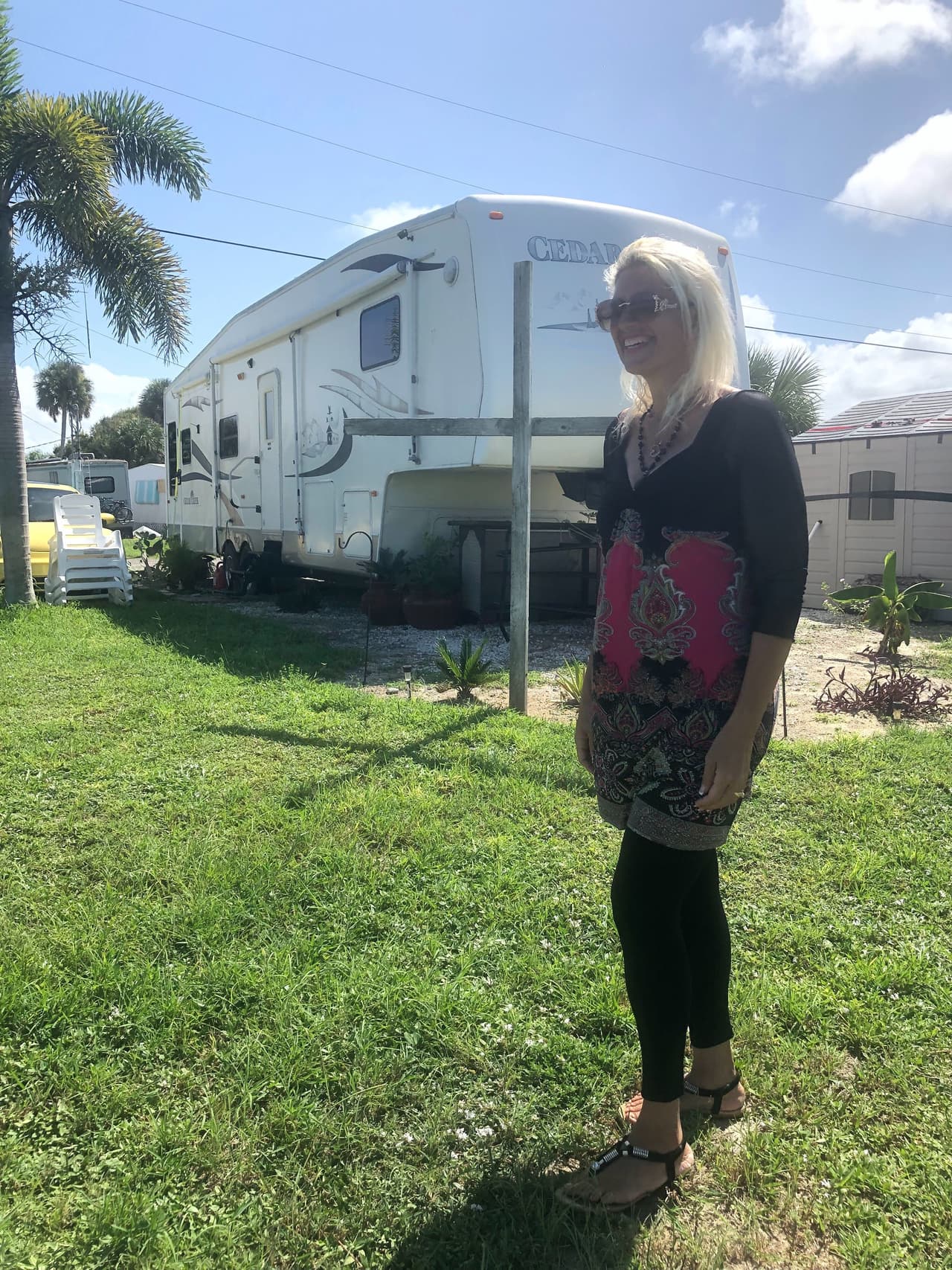 De momento, 
<b>Raquel y Kevin </b>han reforzado su trailer como han podido. "Se lo dejo a Dios. Si él quiere estará ahí cuando volvamos”, dice ella. Él colocó una gran cruz de madera para pedir protección para su casa.