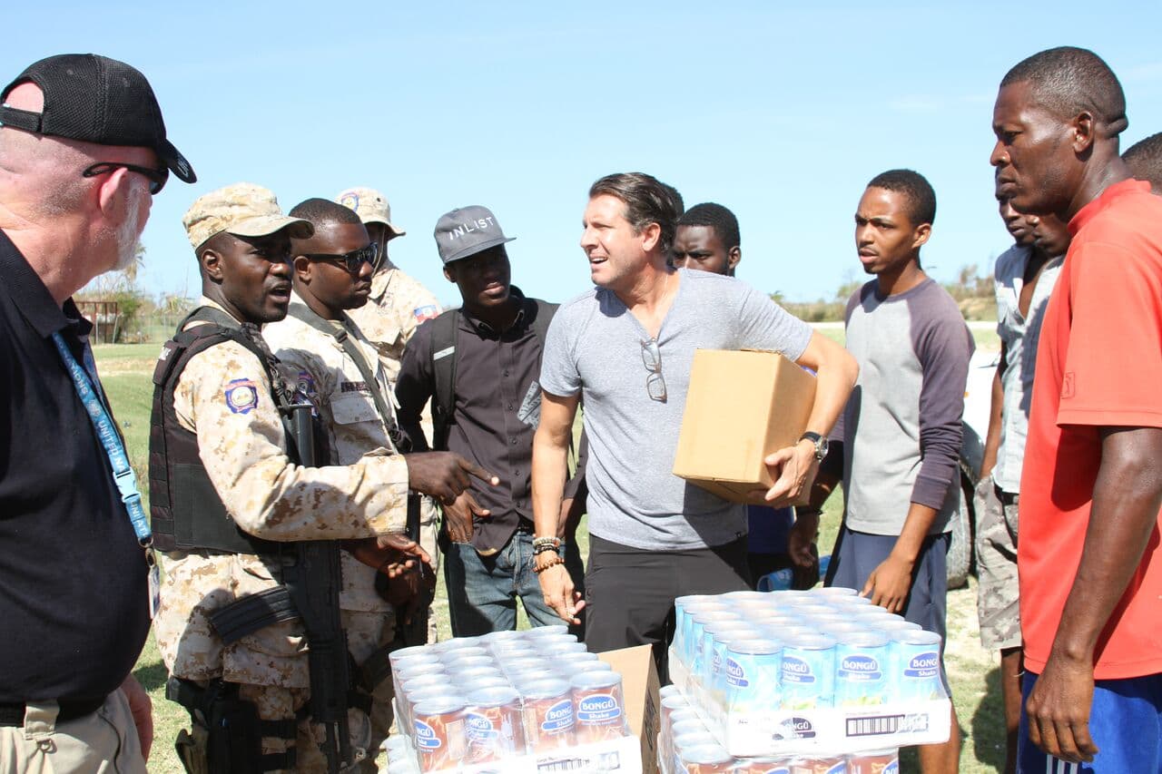 Michael Caponi, fundador de la Mision Global Empowerment se reunió con las autoridades locales y la policía para identificar las comunidades más necesitadas.