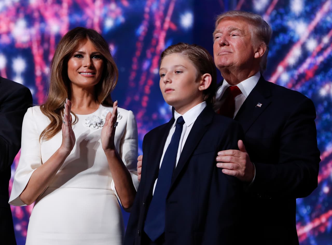 El entonces candidato presidencial republicano junto a su esposa y su hijo Barron en la conclusión de la Convención Nacional Republicana, el 21 de julio de 2016. Tanto los expresidentes como sus cónyuges son elegibles para la protección de por vida del Servicio Secreto, algo que 
<b>aplica a los hijos hasta los 16 años,</b> según la publicación Business Insider. Es decir que Barron, podría contar con esa protección de seguridad pagada por el Estado por un año más (hasta 2022). 
<br>