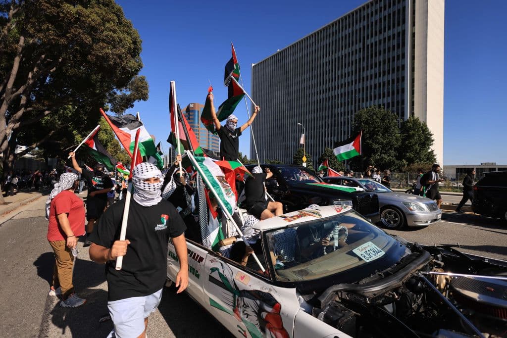 La manifestación comenzó pasado el mediodía y a una voz se reclamó impedir que la ofensiva israelí contra Hamas, extermine a los palestinos.