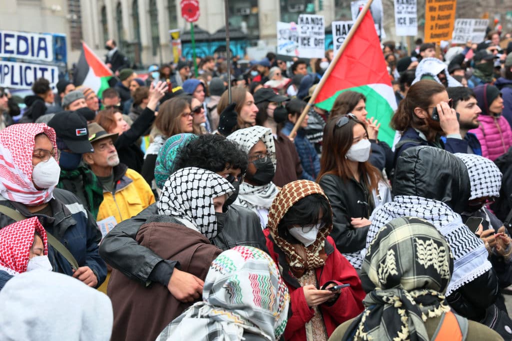 Khalil, quien completó su maestría en Columbia en diciembre, nació en Siria y es nieto de refugiados palestinos.