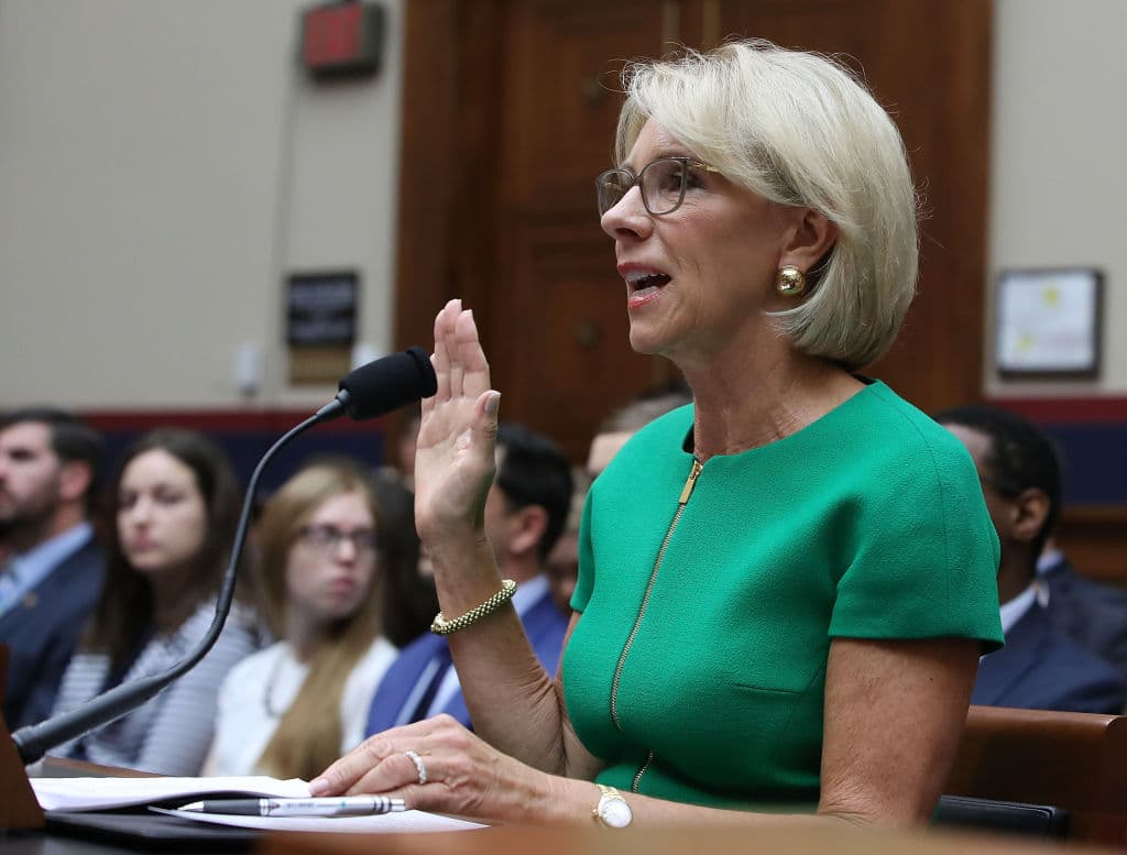 "Ilegal", "arbitrario" y "caprichoso": Juez falla en contra de DeVos por demorar regulaciones que protegían a aquellos con préstamos estudiantiles 