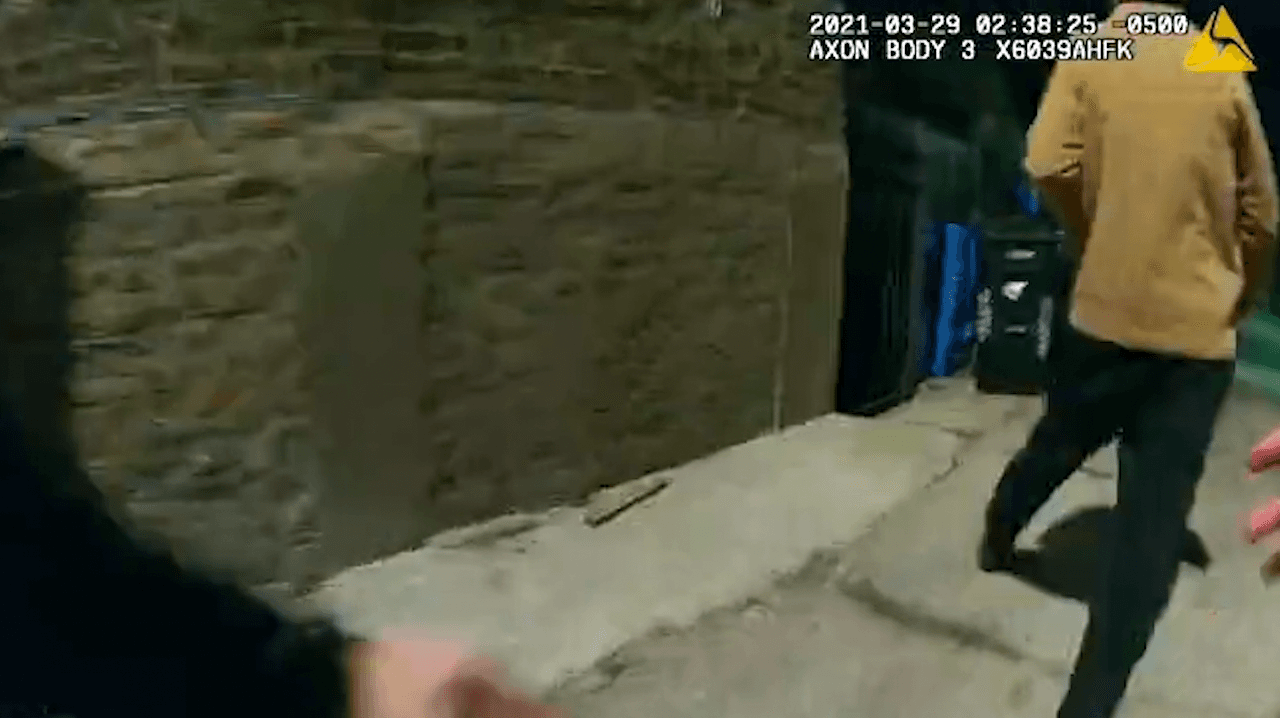 El 
<a href="https://www.univision.com/local/chicago-wgbo/policia-disparo-adam-toledo-reportes-conducta-abuso-fuerza">oficial</a> consigue atrapar a Román.
<br>