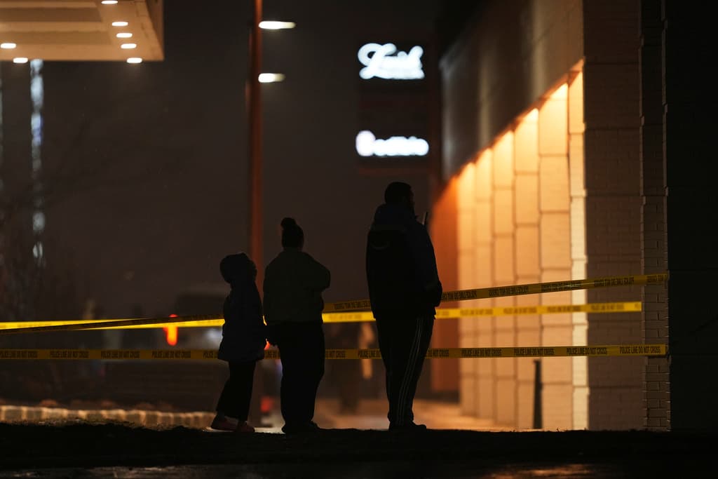 En Filadelfia, la cámara de un timbre capturó un video del avión cayendo en una franja blanca y explotando al chocar contra el suelo cerca de un centro comercial y una carretera principal.