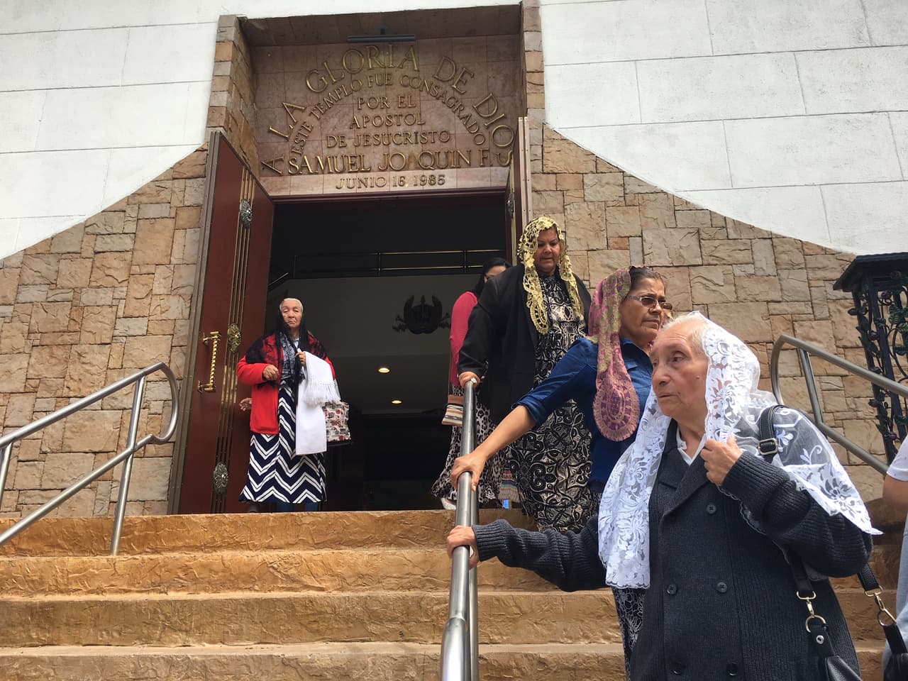 En Los Ángeles, que se ha vuelto el epicentro del escándalo sexual de esta iglesia, los feligreses insisten en que los señalamientos que ha hecho la Fiscalía californiana son completamente falsos y piden a las autoridades estatales que esclarezca pronto este asunto.